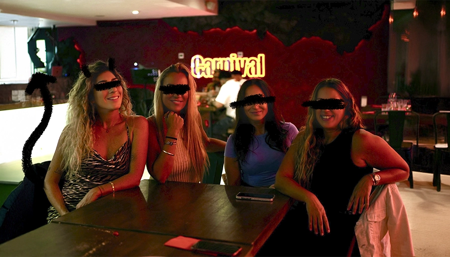 chicas contenta comiendo restaurante mural roca artificial lanzarote techo cristal