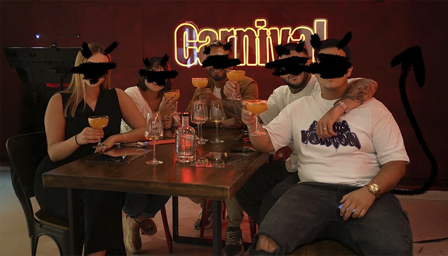 clientes sentados en una mesa restaurante mural roca artificial lanzarote techo cristal